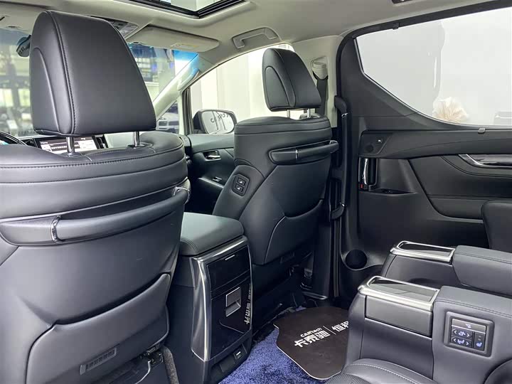 Фото 6 - Toyota Vellfire