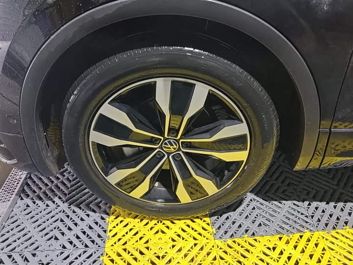 Фото 23 - Volkswagen Tiguan L Pro
