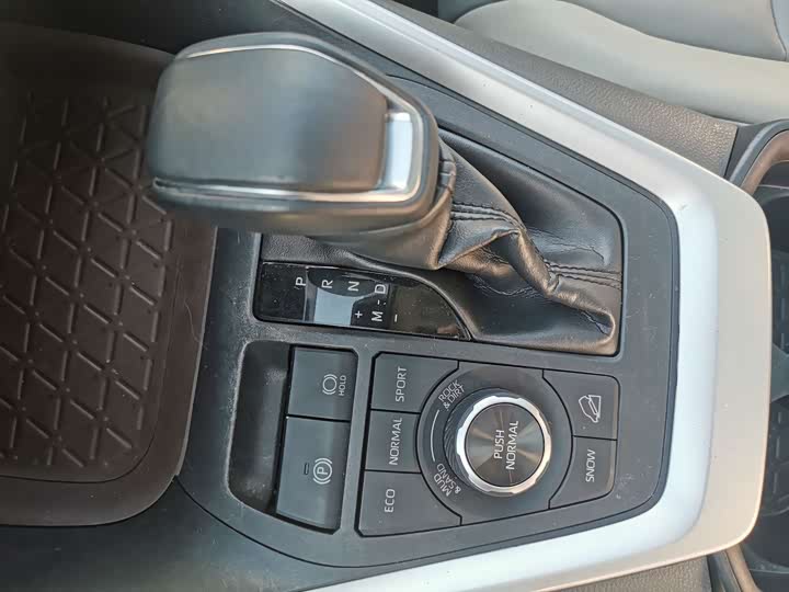 Фото 15 - Toyota RAV4