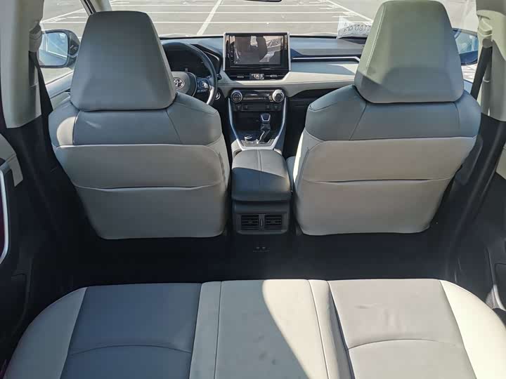 Фото 16 - Toyota RAV4