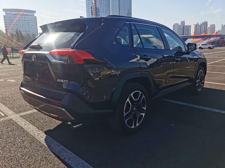 Фото 4 - Toyota RAV4