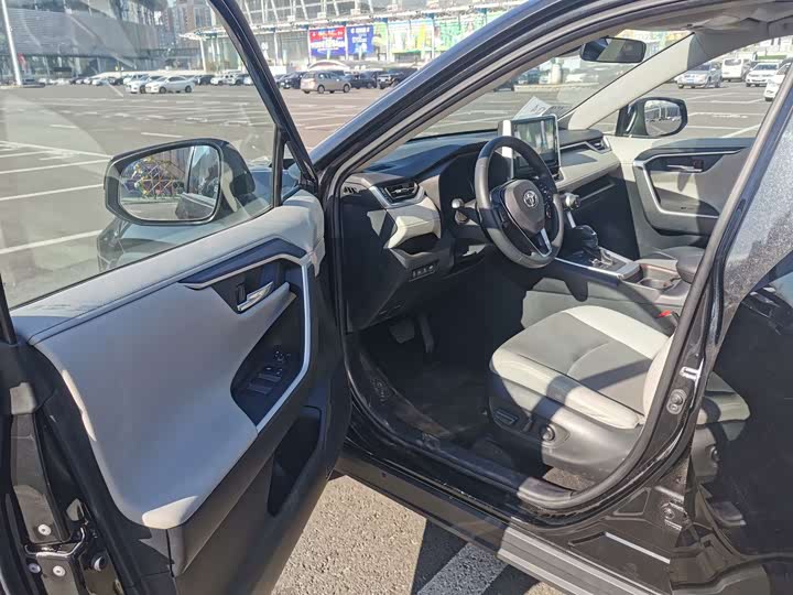 Фото 6 - Toyota RAV4