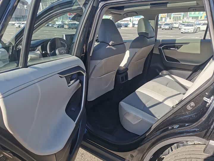 Фото 7 - Toyota RAV4