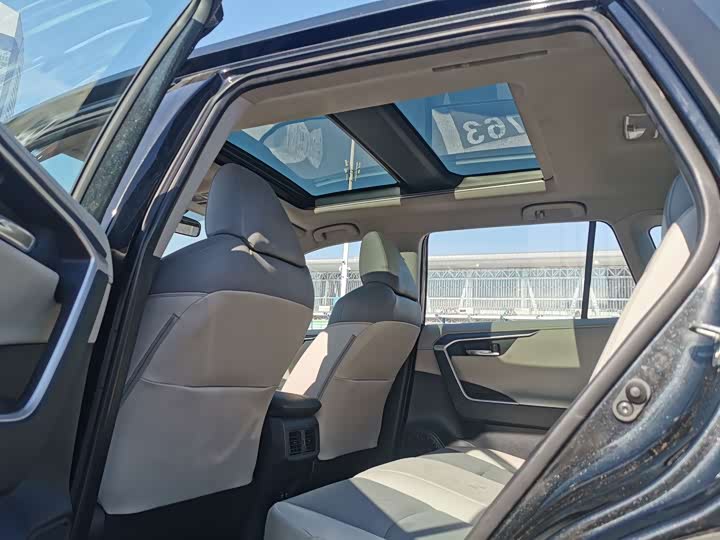 Фото 8 - Toyota RAV4