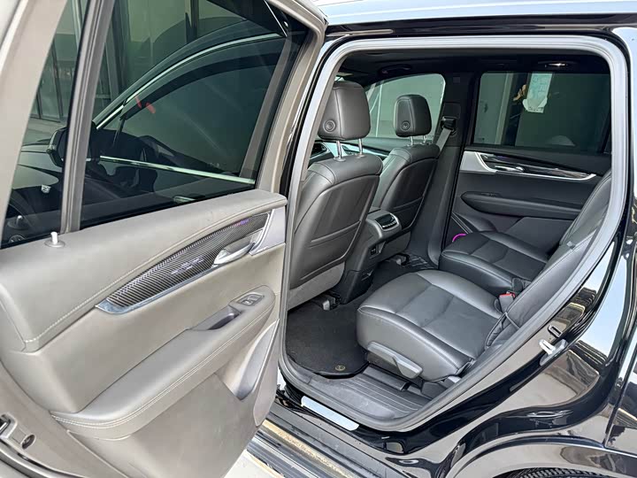 Фото 8 - Cadillac XT6
