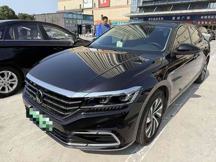 Фото 1 - Volkswagen Passat Hybrid