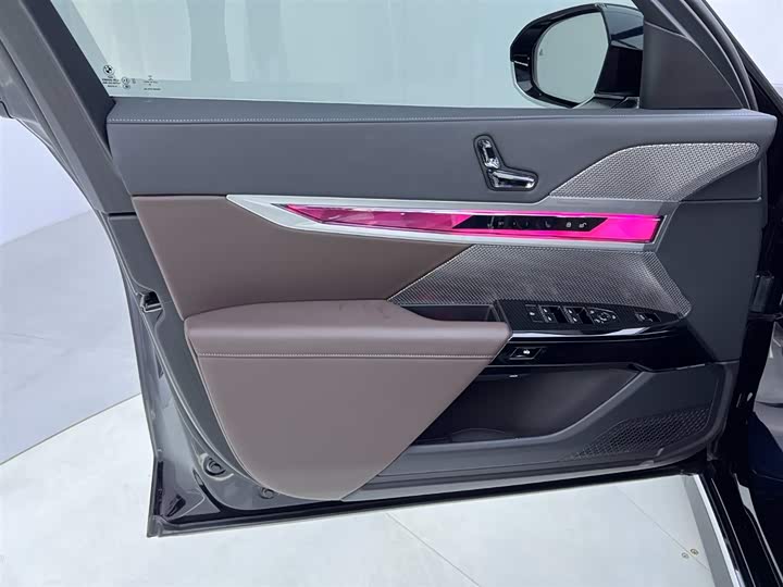 Фото 16 - BMW 7 Series