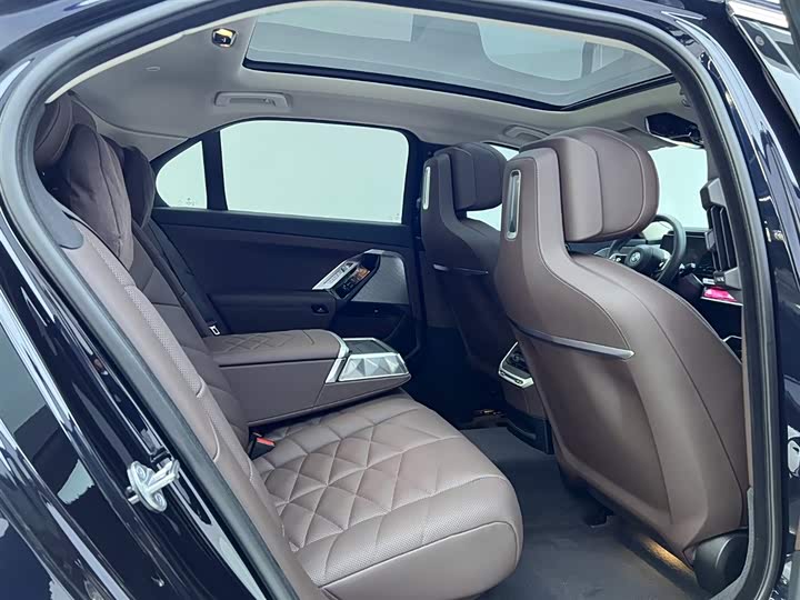 Фото 22 - BMW 7 Series