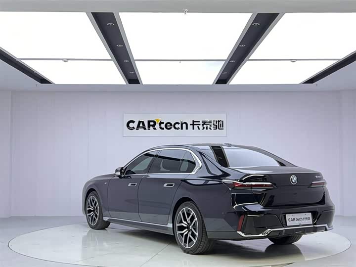 Фото 3 - BMW 7 Series