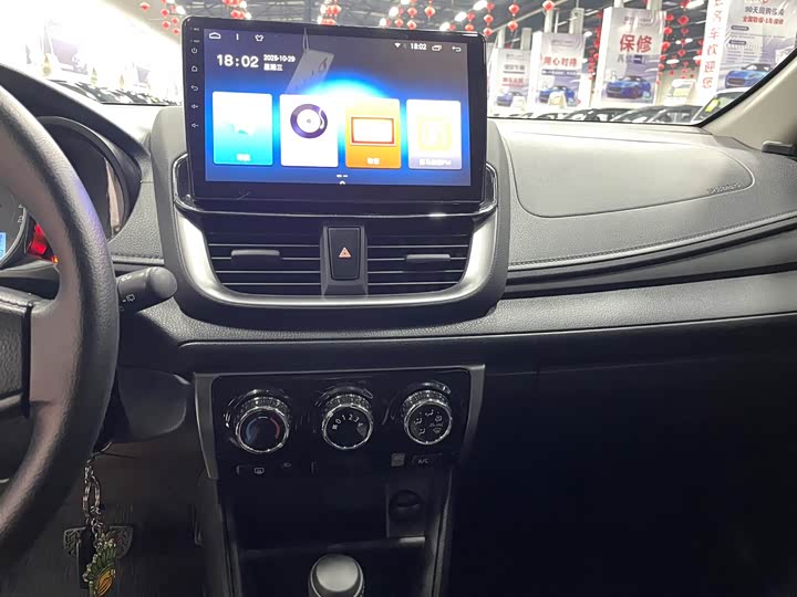 Фото 10 - Toyota Yaris L Hatchback