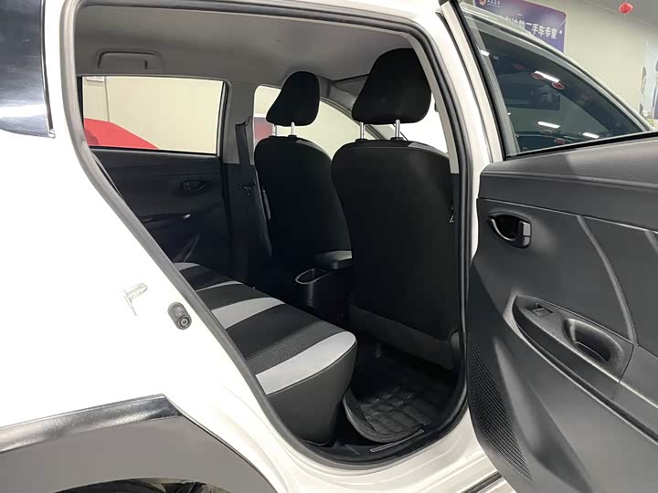 Фото 11 - Toyota Yaris L Hatchback