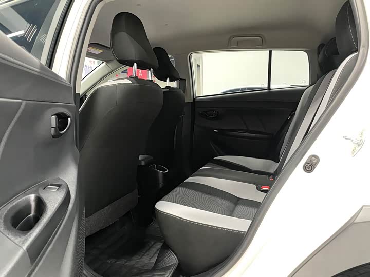 Фото 12 - Toyota Yaris L Hatchback