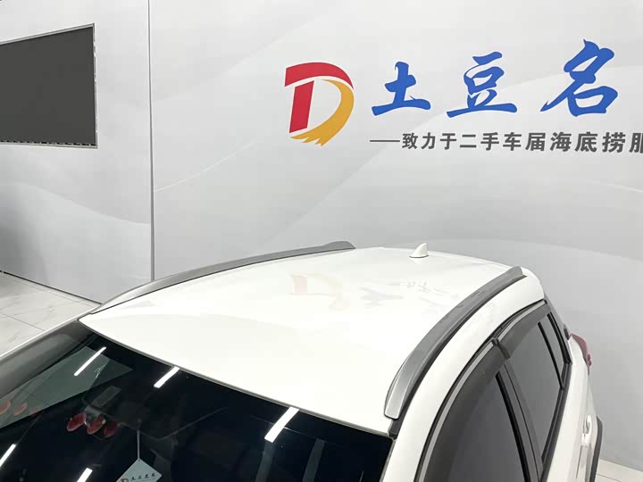 Фото 13 - Toyota Yaris L Hatchback