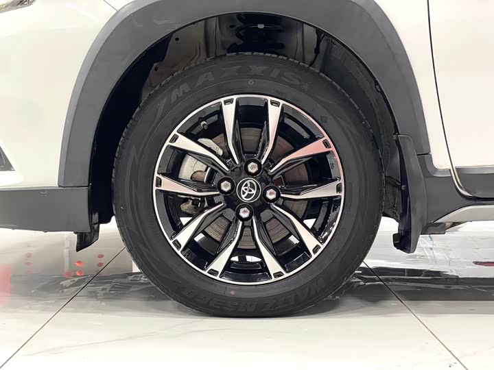 Фото 14 - Toyota Yaris L Hatchback