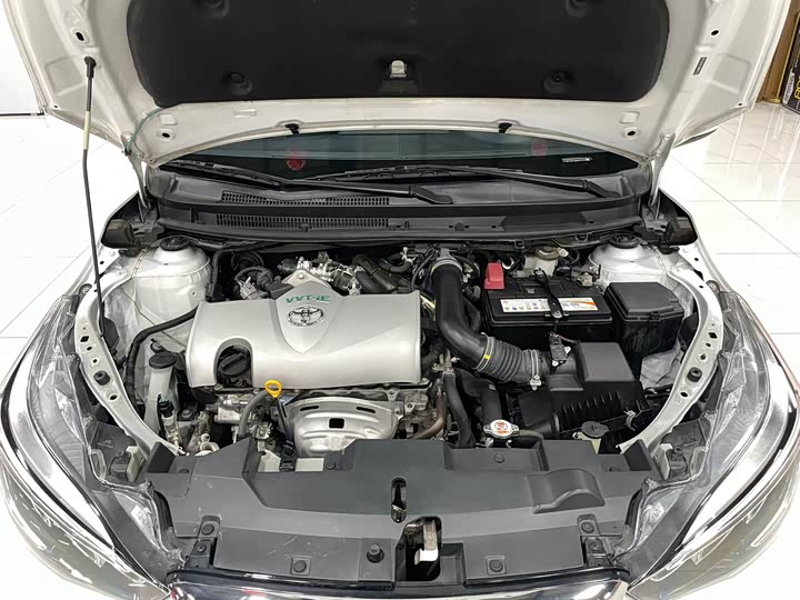 Фото 16 - Toyota Yaris L Hatchback