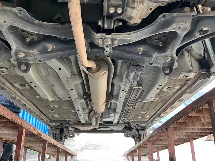 Фото 17 - Toyota Yaris L Hatchback