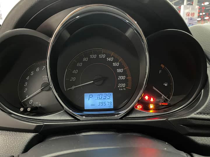 Фото 18 - Toyota Yaris L Hatchback