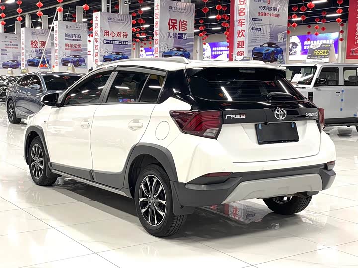 Фото 4 - Toyota Yaris L Hatchback