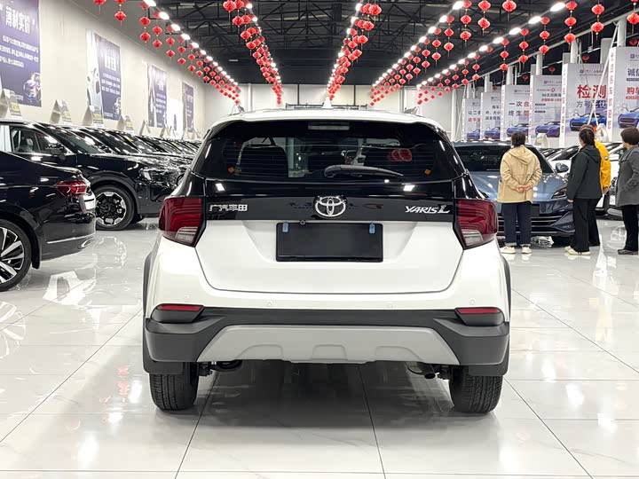 Фото 5 - Toyota Yaris L Hatchback