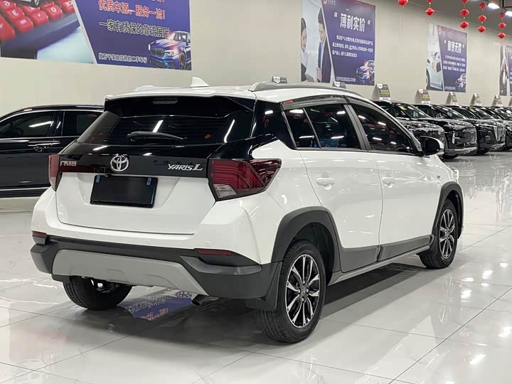 Фото 6 - Toyota Yaris L Hatchback