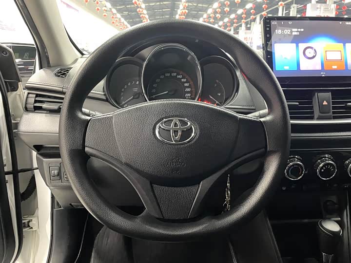 Фото 7 - Toyota Yaris L Hatchback