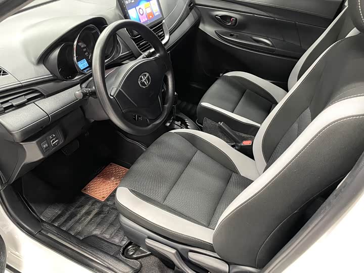 Фото 8 - Toyota Yaris L Hatchback