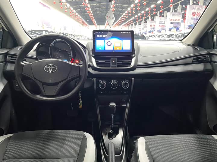 Фото 9 - Toyota Yaris L Hatchback