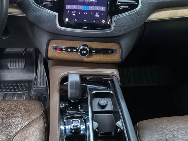 Фото 11 - Volvo XC90