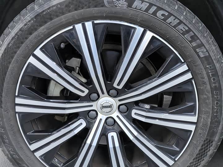 Фото 14 - Volvo XC90