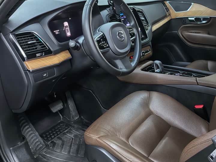 Фото 8 - Volvo XC90