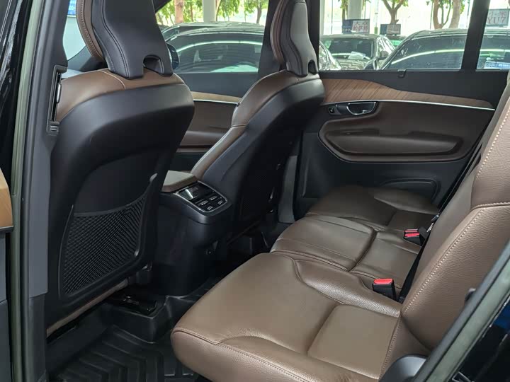 Фото 9 - Volvo XC90