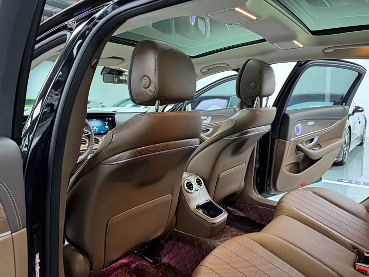 Фото 10 - Mercedes-Benz E-Class