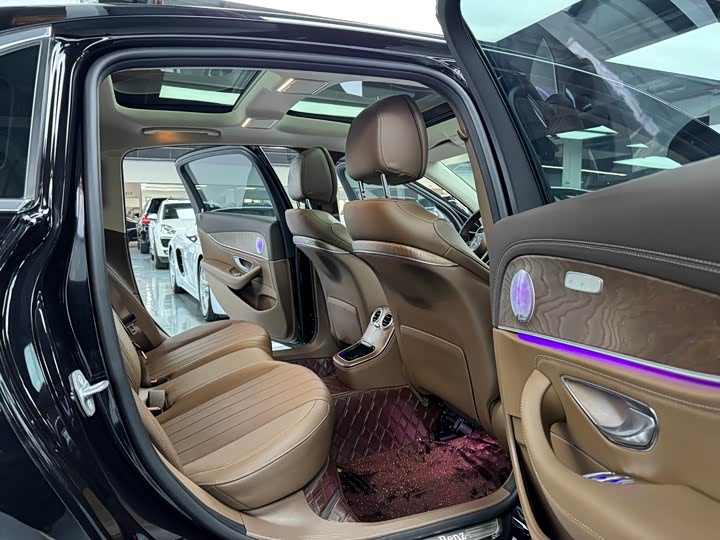 Фото 13 - Mercedes-Benz E-Class