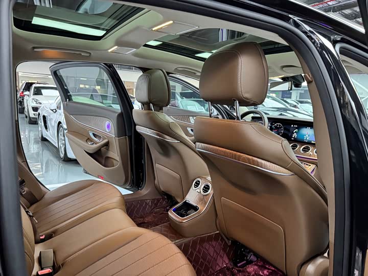 Фото 14 - Mercedes-Benz E-Class