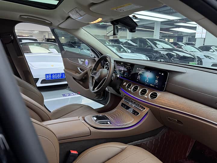 Фото 16 - Mercedes-Benz E-Class