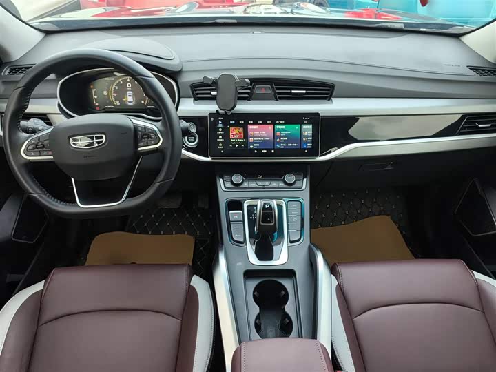 Фото 10 - Geely Atlas