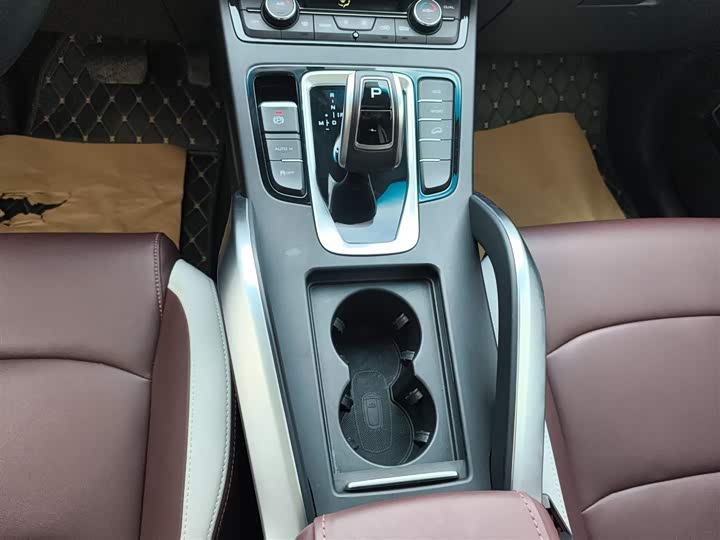 Фото 14 - Geely Atlas