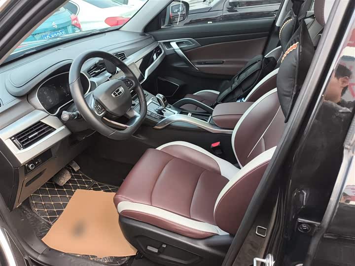 Фото 15 - Geely Atlas