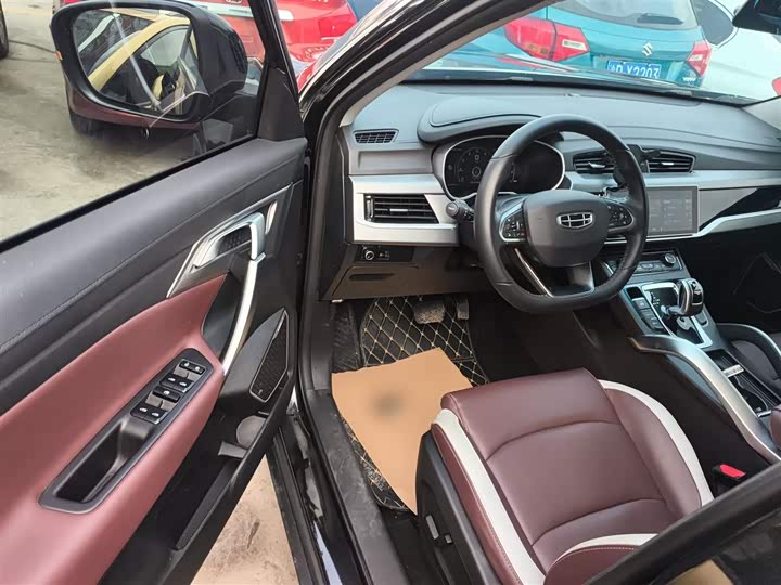 Фото 16 - Geely Atlas