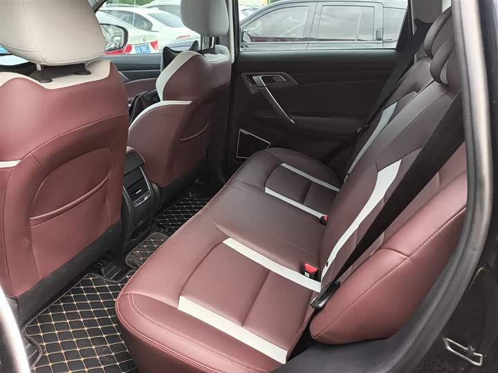 Фото 17 - Geely Atlas