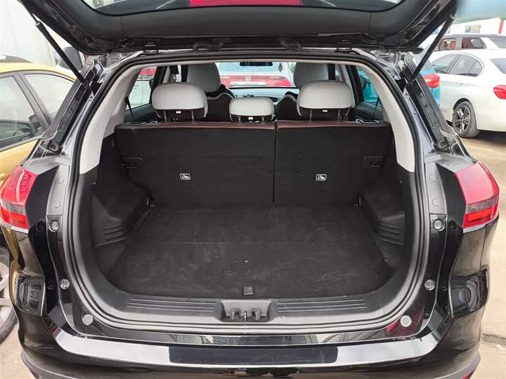 Фото 19 - Geely Atlas