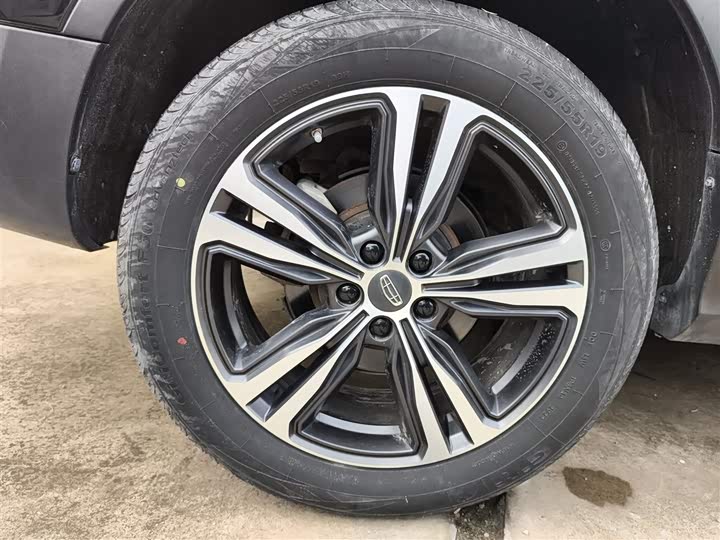 Фото 26 - Geely Atlas