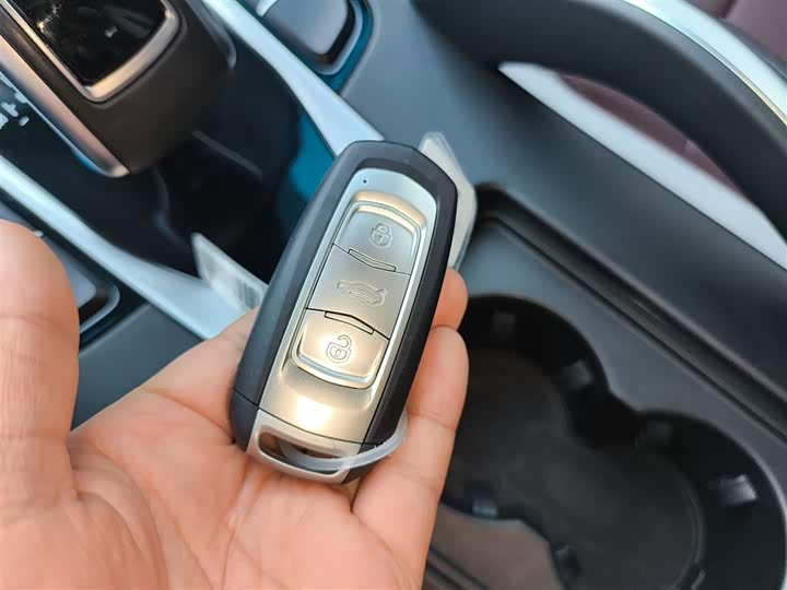 Фото 9 - Geely Atlas