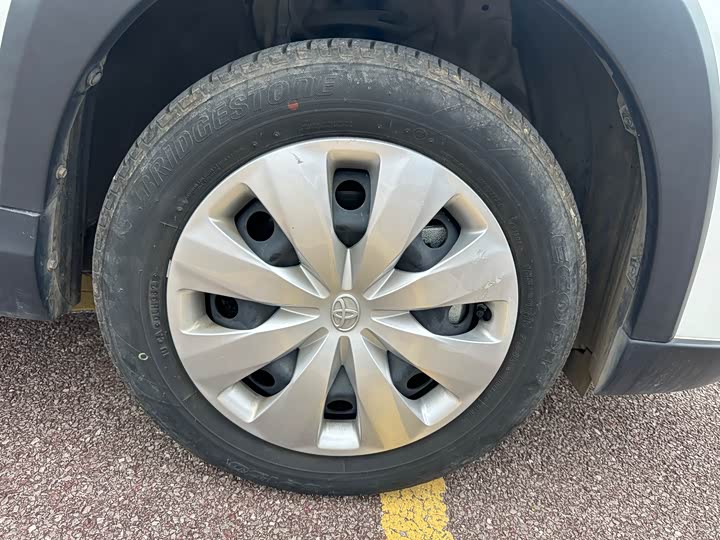 Фото 11 - Toyota Yaris L Hatchback