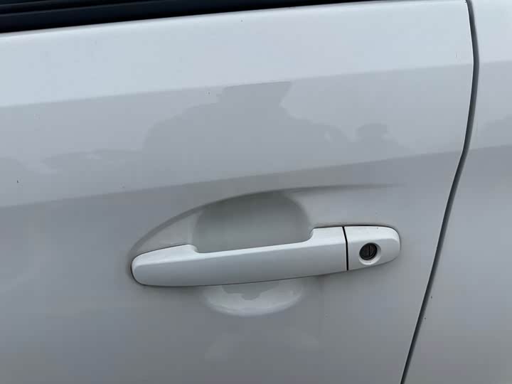 Фото 13 - Toyota Yaris L Hatchback