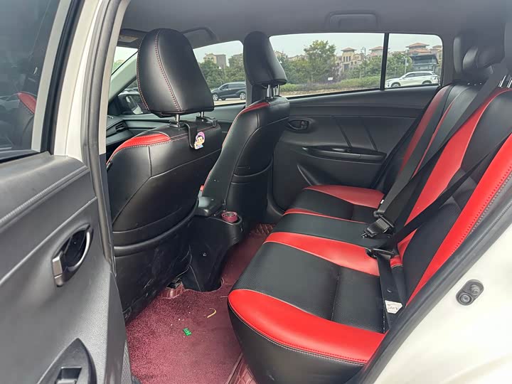 Фото 14 - Toyota Yaris L Hatchback