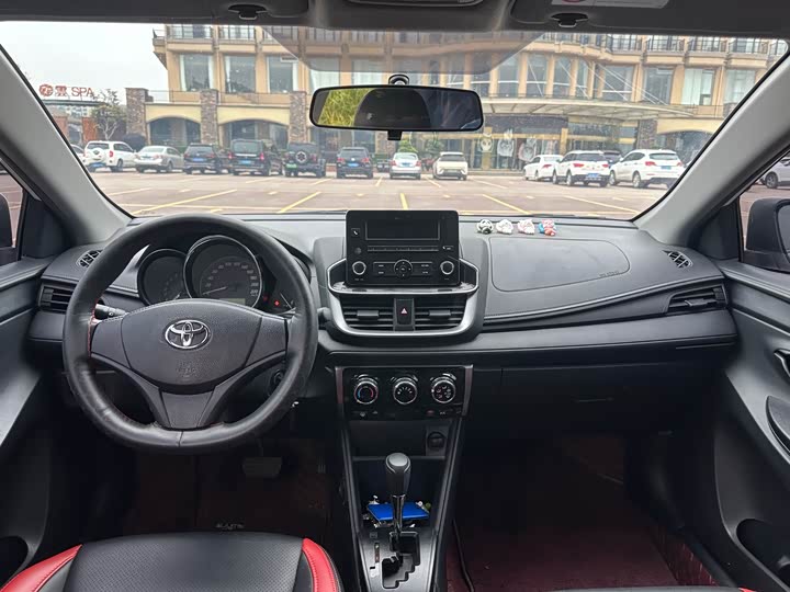 Фото 15 - Toyota Yaris L Hatchback