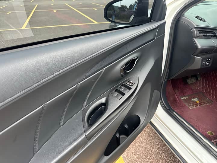 Фото 16 - Toyota Yaris L Hatchback