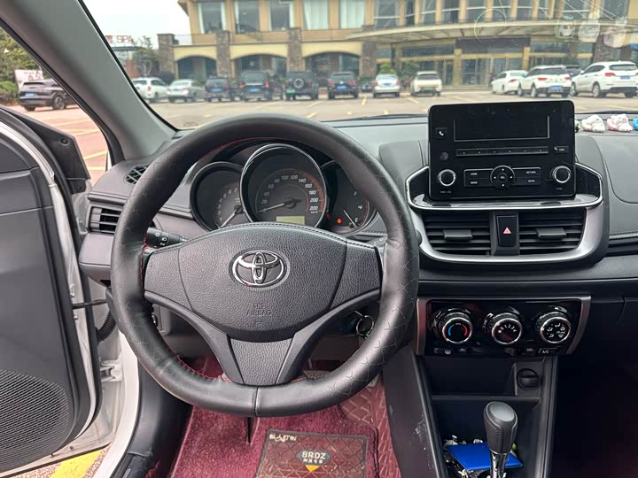 Фото 17 - Toyota Yaris L Hatchback