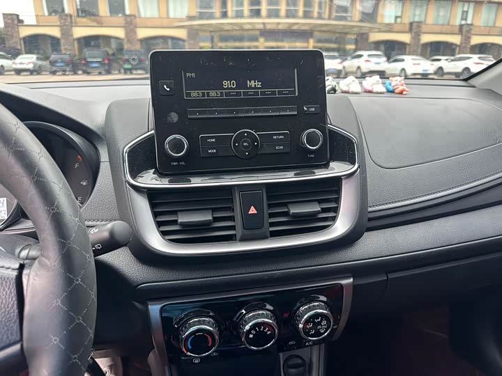 Фото 18 - Toyota Yaris L Hatchback